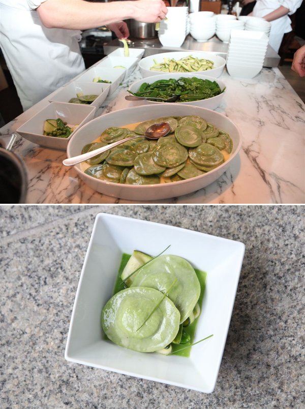 My green appetizer: pea ravioli with marinated zucchini, snap peas, mint oil and chives (© ZEIT-Verlag / Sina Preikschat)